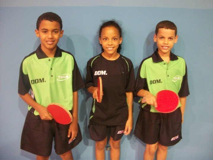 Mocanitos campeones del Caribe en tenis de mesa Oliver Núñez, Idelsa Báez y Jordy Camacho